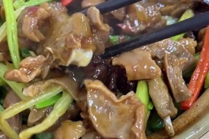 这烧鹅看着真香啊朱芳雨晒美食日常：体验东莞烟火气~